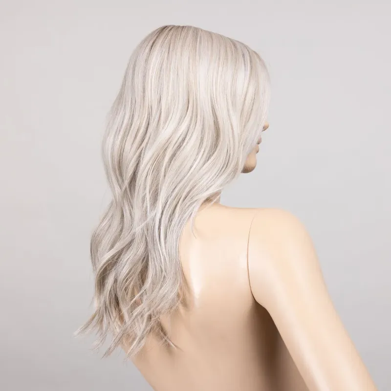 Fantasy small Deluxe Ellen Wille – Silverblonde ROOTED – vue sur tête mannequin