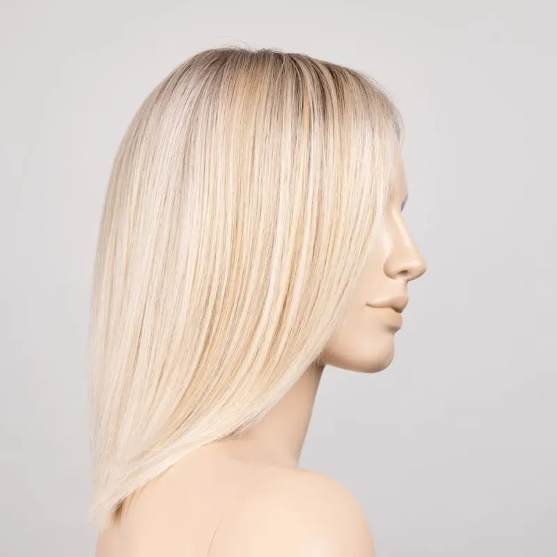 Treasure Soft Ellen Wille – Pastelblonde ROOTED – vue sur tête mannequin