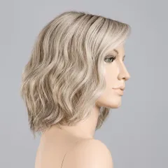 Amber Mono Part Ellen Wille – Pearlblonde ROOTED – vue sur tête mannequin