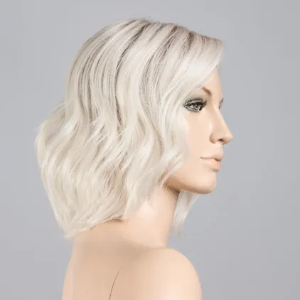 Amber Mono Part Ellen Wille – Platinblonde ROOTED – vue sur tête mannequin