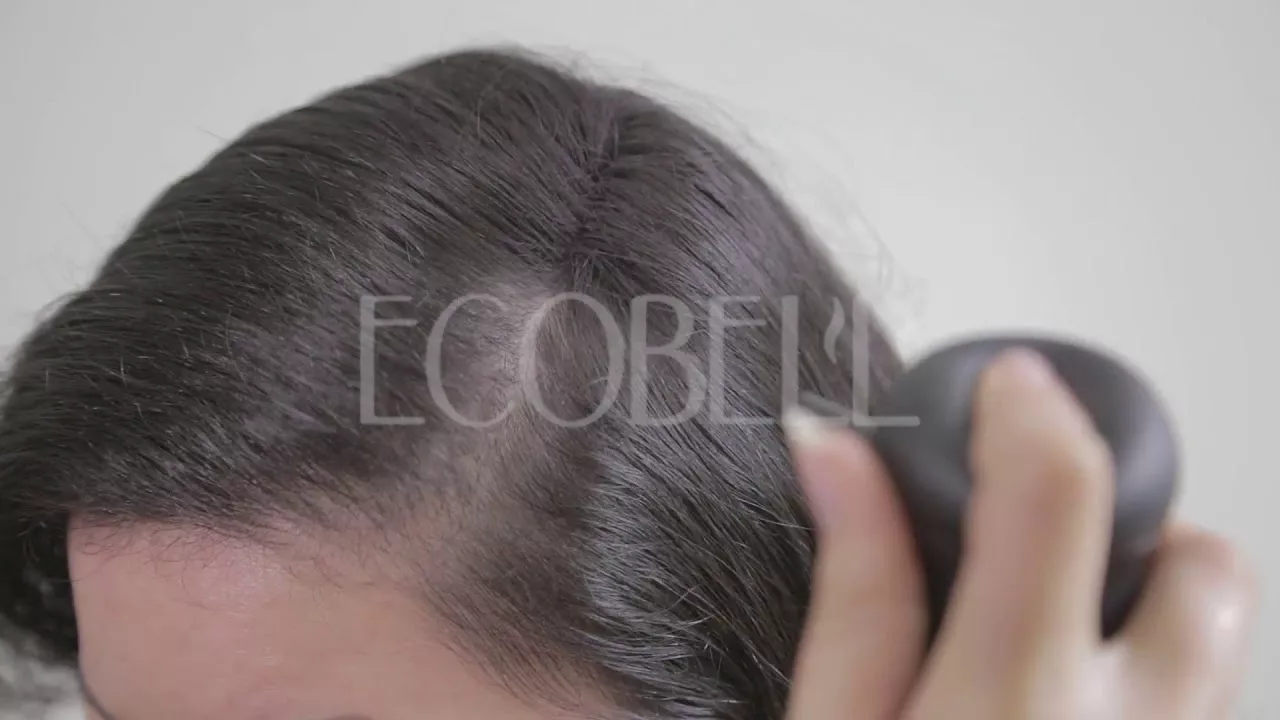 Application d’une poudre de cheveux densifiante sur une zone clairsemée
